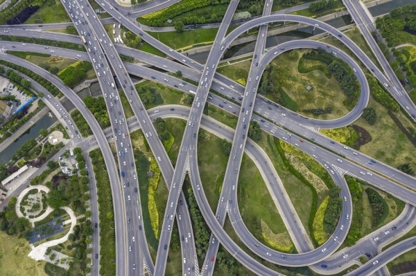 Без навигатора не соваться. 7 необычных автомобильных развязок мира