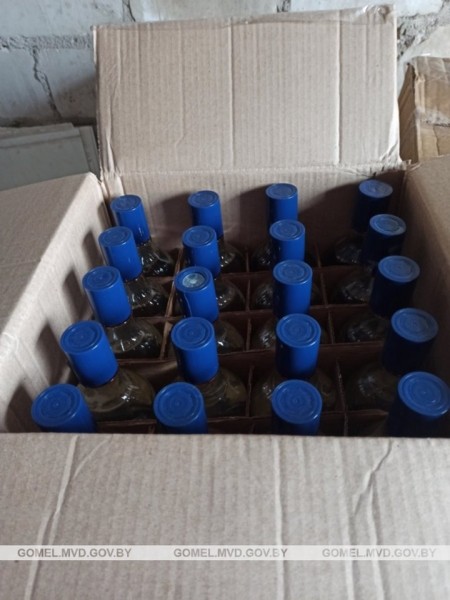 Жительница Беларуси занималась незаконной перевозкой спиртосодержащей жидкости – изъято 400 литров контрафакта Жительница Беларуси занималась незаконной перевозкой спиртосодержащей жидкости – изъято 400 литров контрафакта