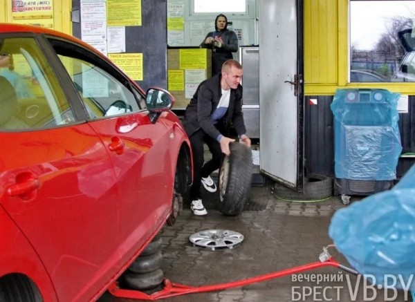 Брестские водители потихоньку «переобувают» своих «железных коней». Фотофакт