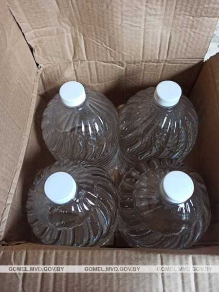 Жительница Беларуси занималась незаконной перевозкой спиртосодержащей жидкости – изъято 400 литров контрафакта Жительница Беларуси занималась незаконной перевозкой спиртосодержащей жидкости – изъято 400 литров контрафакта