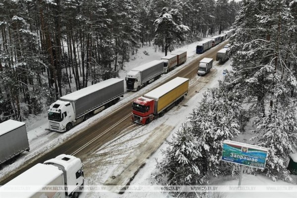 Мобильный пункт обогрева для стоящих в очереди дальнобойщиков установили в пункте пропуска «Привалка»