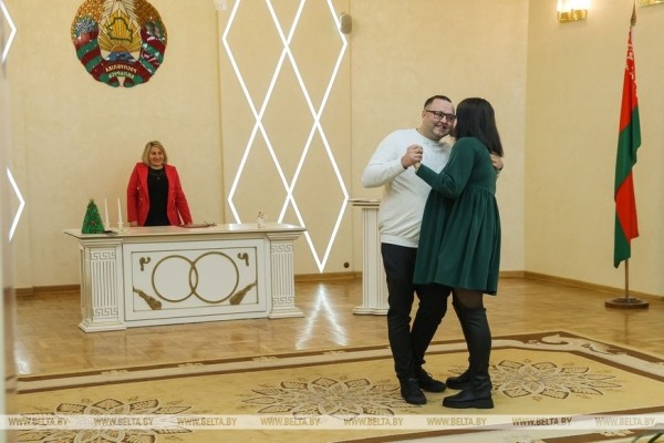 13 пар поженились в Бресте в канун Нового года 13 пар поженились в Бресте в канун Нового года