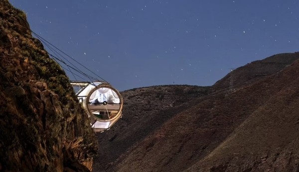 Не для слабонервных. Всем желающим предлагают переночевать в прозрачных капсулах, подвешенных к отвесной скале