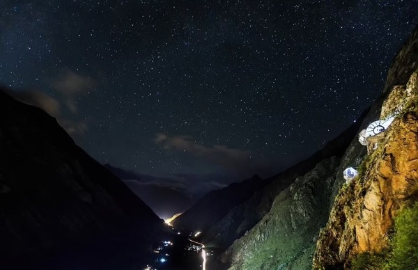 Не для слабонервных. Всем желающим предлагают переночевать в прозрачных капсулах, подвешенных к отвесной скале