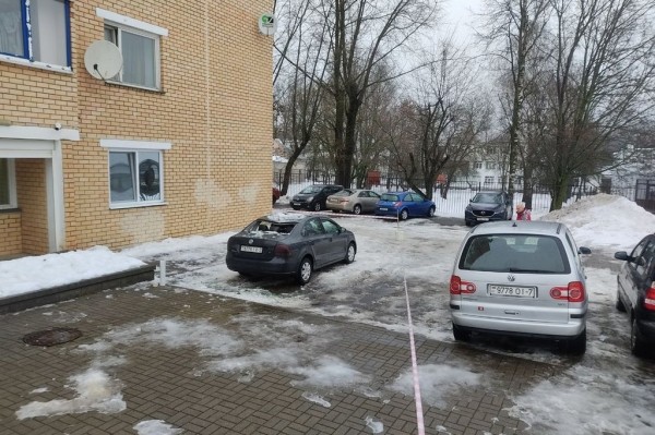 Белорус показал последствия падения снега на его Volkswagen Polo Белорус показал последствия падения снега на его Volkswagen Polo