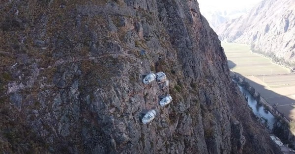 Не для слабонервных. Всем желающим предлагают переночевать в прозрачных капсулах, подвешенных к отвесной скале