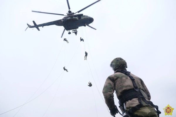 Элементы беспарашютного десантирования отработали на полигоне под Брестом