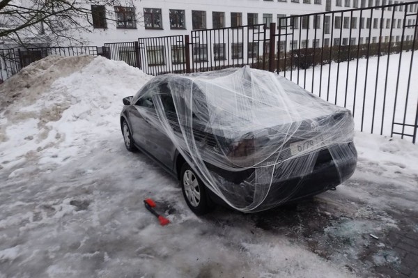 Белорус показал последствия падения снега на его Volkswagen Polo Белорус показал последствия падения снега на его Volkswagen Polo
