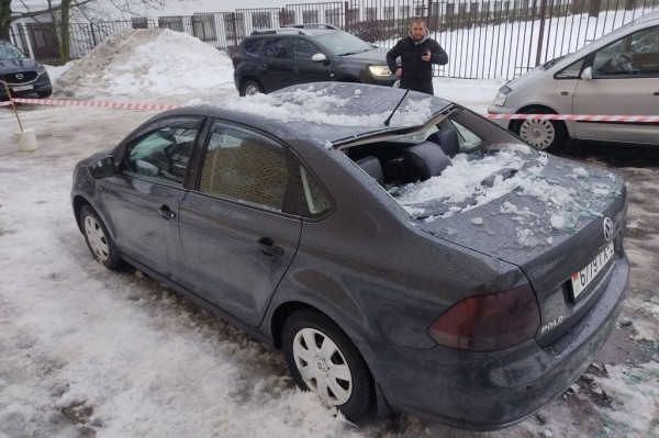 Белорус показал последствия падения снега на его Volkswagen Polo Белорус показал последствия падения снега на его Volkswagen Polo