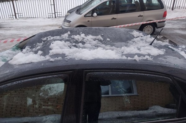 Белорус показал последствия падения снега на его Volkswagen Polo Белорус показал последствия падения снега на его Volkswagen Polo