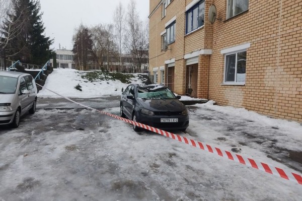 Белорус показал последствия падения снега на его Volkswagen Polo Белорус показал последствия падения снега на его Volkswagen Polo