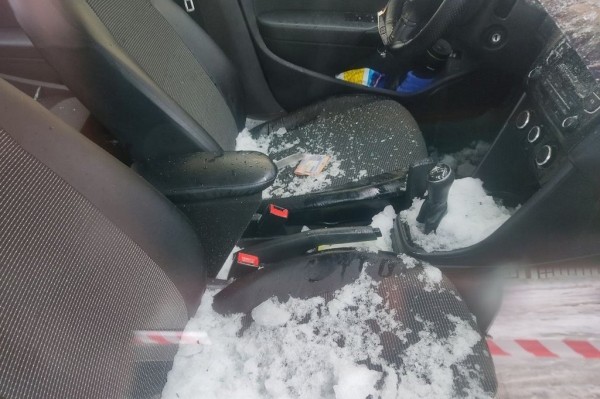 Белорус показал последствия падения снега на его Volkswagen Polo Белорус показал последствия падения снега на его Volkswagen Polo