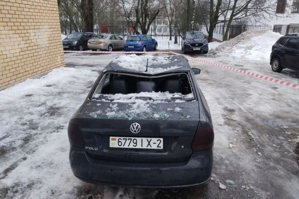 Белорус показал последствия падения снега на его Volkswagen Polo Белорус показал последствия падения снега на его Volkswagen Polo