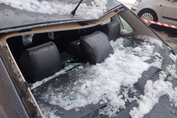 Белорус показал последствия падения снега на его Volkswagen Polo Белорус показал последствия падения снега на его Volkswagen Polo