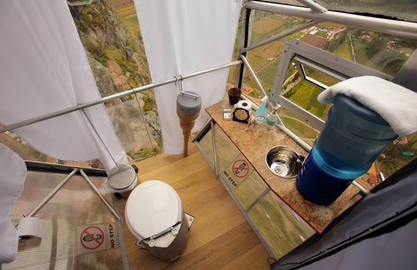 Не для слабонервных. Всем желающим предлагают переночевать в прозрачных капсулах, подвешенных к отвесной скале