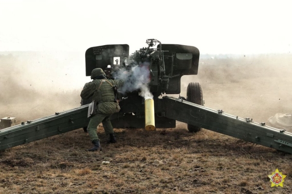 На полигоне под Брестом стреляли из гаубиц «Мста-Б» и установок «Гиацинт» На полигоне под Брестом стреляли из гаубиц «Мста-Б» и установок «Гиацинт»