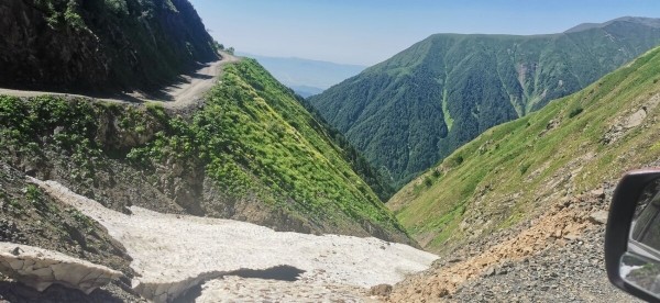 «Вдоль дороги — венки и памятники». Белорус в одиночку отправился в горы Грузии, где даже страховка не действует