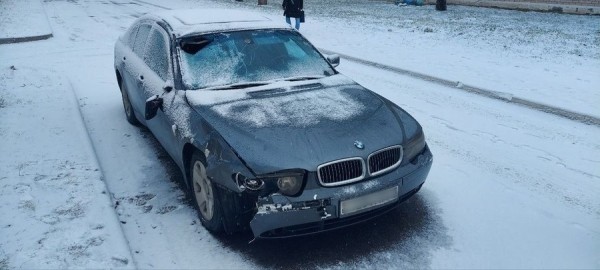 Камера зафиксировала, как BMW насмерть сбил пешехода и скрылся. Водителя нашли