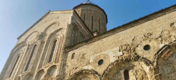 «Вдоль дороги — венки и памятники». Белорус в одиночку отправился в горы Грузии, где даже страховка не действует