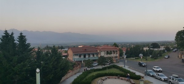 «Вдоль дороги — венки и памятники». Белорус в одиночку отправился в горы Грузии, где даже страховка не действует