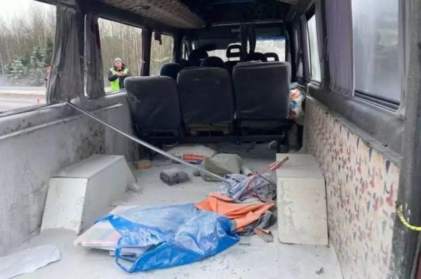 Микроавтобус опрокинулся на трассе М1 — 7 пострадавших Микроавтобус опрокинулся на трассе М1 — 7 пострадавших