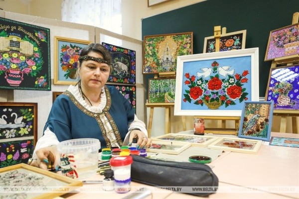 Традицию росписи по стеклу сохраняют в Брестской области