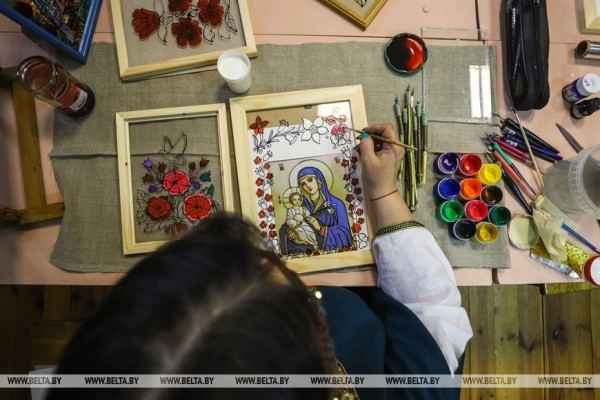 Традицию росписи по стеклу сохраняют в Брестской области