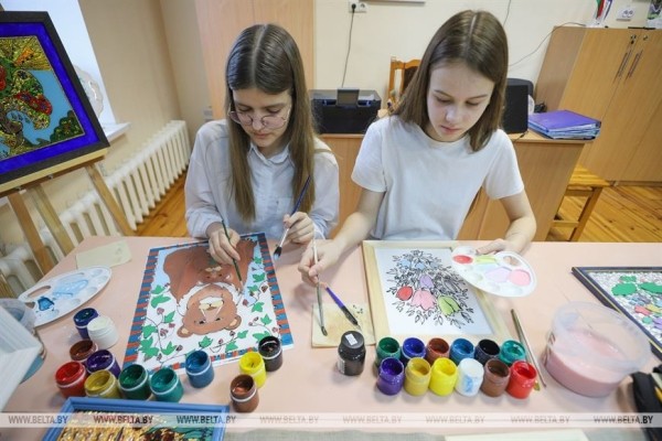 Традицию росписи по стеклу сохраняют в Брестской области