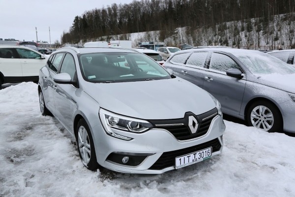 Цены сегодня и год назад. Сравнили прайсы популярных VW Passat, Citroen C4 Picasso и Renault Megane