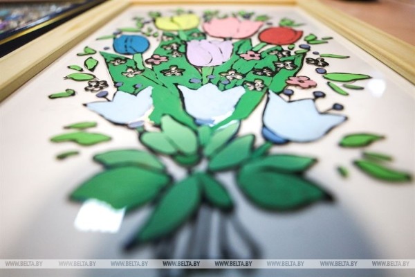 Традицию росписи по стеклу сохраняют в Брестской области