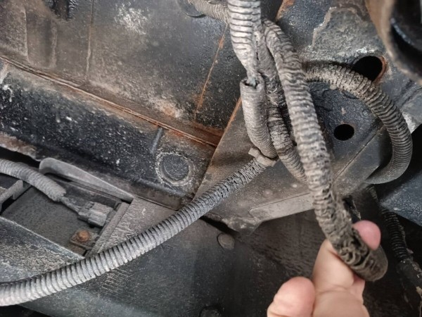 «Все гофры с проводкой посечены песком!». Белорусу так отпескоструили Cadillac, что у машины отказала электроника и кузов начал ржаветь «Все гофры с проводкой посечены песком!». Белорусу так отпескоструили Cadillac, что у машины отказала электроника и кузов начал ржаветь