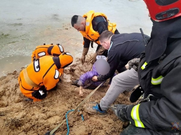 В Минске работники МЧС и очевидцы спасли маленьких девочек из грязевой ловушки