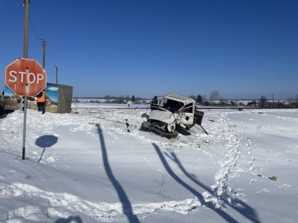 В Беларуси грузовик заглох прямо на ж/д путях. Его разорвало на части после удара локомотива