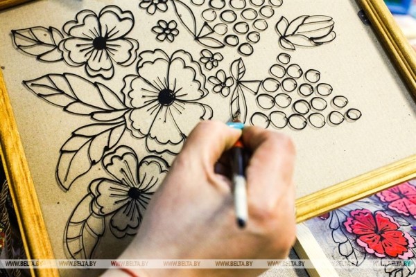 Традицию росписи по стеклу сохраняют в Брестской области