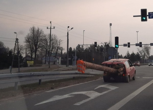 Поляки смеются над водителем Fiat, который превратил малютку в лесовоз и получает за это штрафы