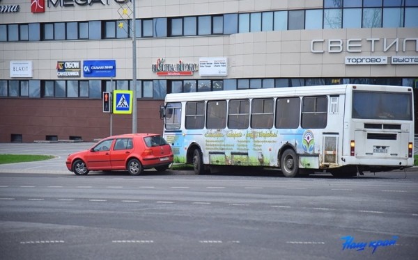 Автоледи в Барановичах не пропустила автобус, и он снес четыре пролета забора