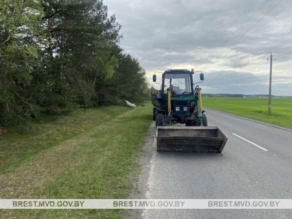 В Жабинковском районе жестко столкнулись легковушка и трактор