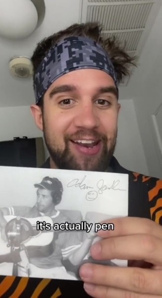 Парень позвал на свадьбу 300 незнакомых миллионеров. Многие прислали подарки Парень позвал на свадьбу 300 незнакомых миллионеров. Многие прислали подарки