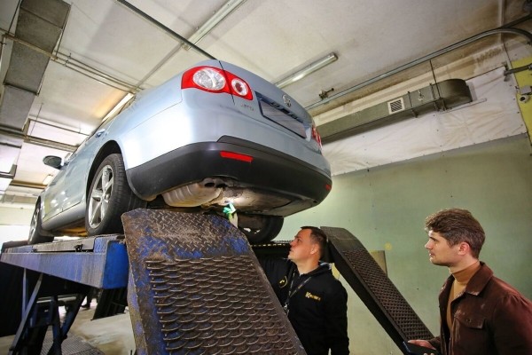 «Брал новым у дилера в 2009 году». Белорус показал VW Jetta 1.9 TDI, который до сих пор обслуживает у «официалов» «Брал новым у дилера в 2009 году». Белорус показал VW Jetta 1.9 TDI, который до сих пор обслуживает у «официалов»