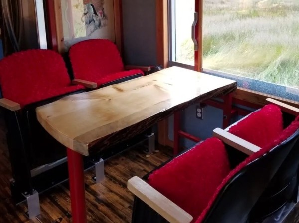 Пенсионеры потратили пять лет и $180 тысяч на превращение старой фуры в большой мобильный дом Пенсионеры потратили пять лет и $180 тысяч на превращение старой фуры в большой мобильный дом