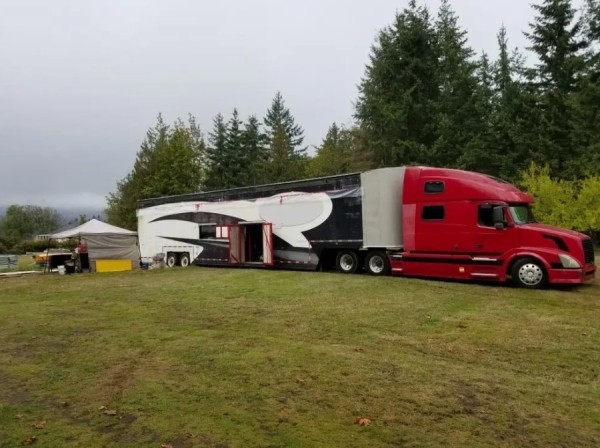 Пенсионеры потратили пять лет и $180 тысяч на превращение старой фуры в большой мобильный дом Пенсионеры потратили пять лет и $180 тысяч на превращение старой фуры в большой мобильный дом