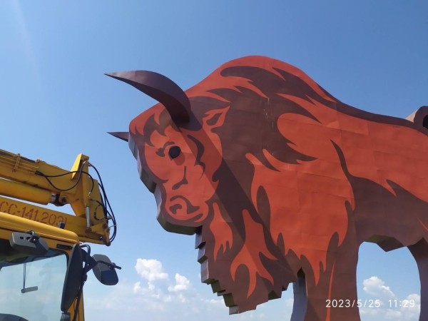 У огромного зубра на трассе М1 теперь светятся глаза. Опубликовано видео