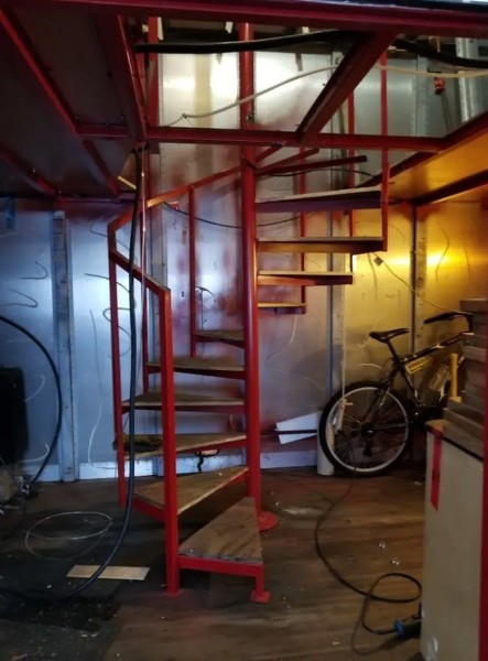 Пенсионеры потратили пять лет и $180 тысяч на превращение старой фуры в большой мобильный дом Пенсионеры потратили пять лет и $180 тысяч на превращение старой фуры в большой мобильный дом