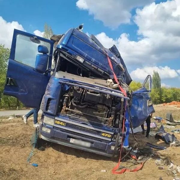 Семейный экипаж дальнобойщиков из Беларуси попал в серьезную аварию под Волгоградом