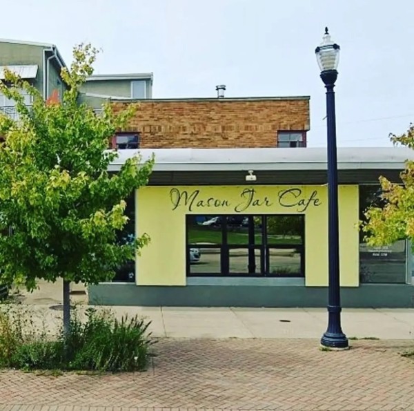 Официантку, получившую $10 тысяч чаевых, уволили владельцы заведения Официантку, получившую $10 тысяч чаевых, уволили владельцы заведения